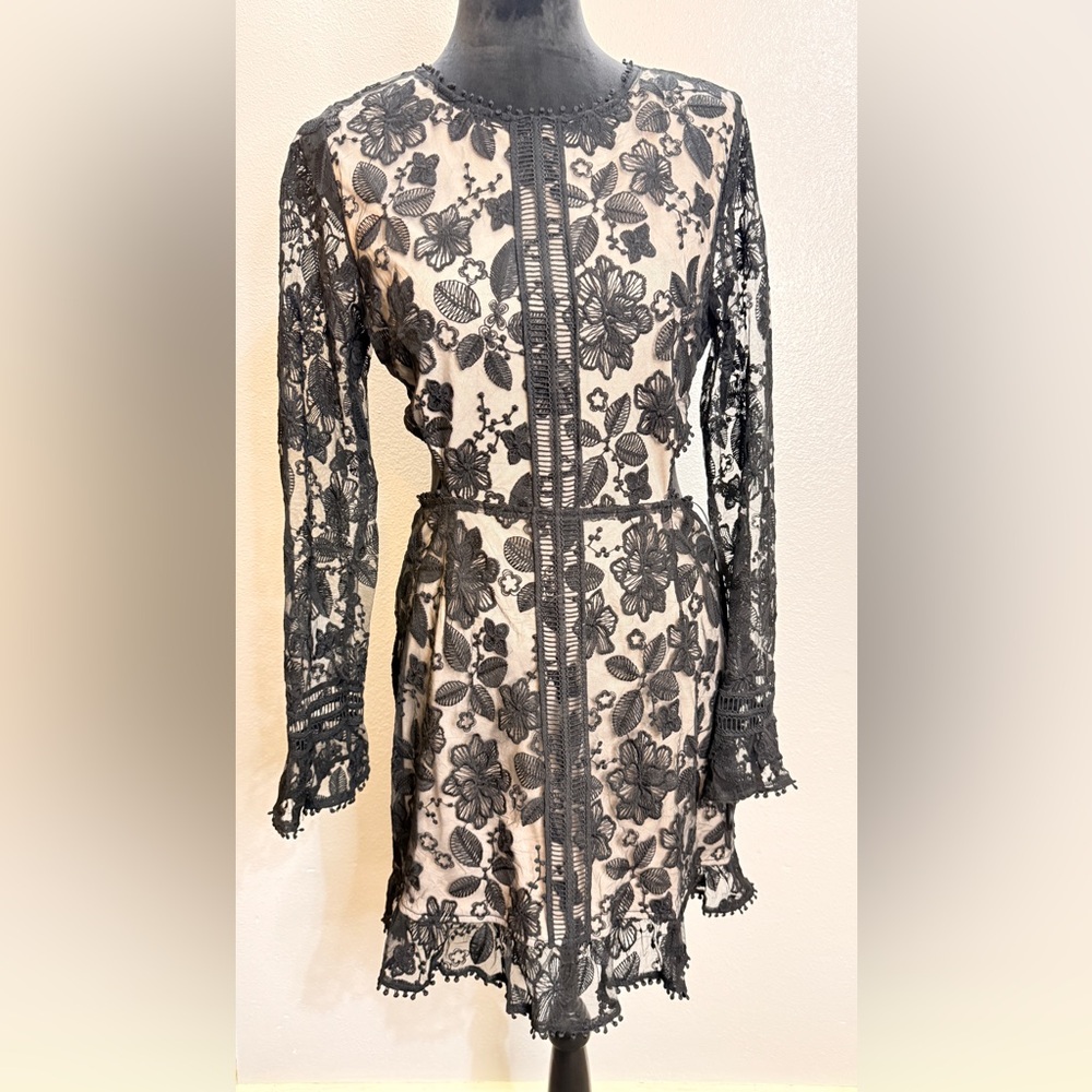 Elegant Backless Floral Lace Dress - Black with nude lining